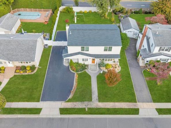 30 Andover Lane, Hicksville NY 11801