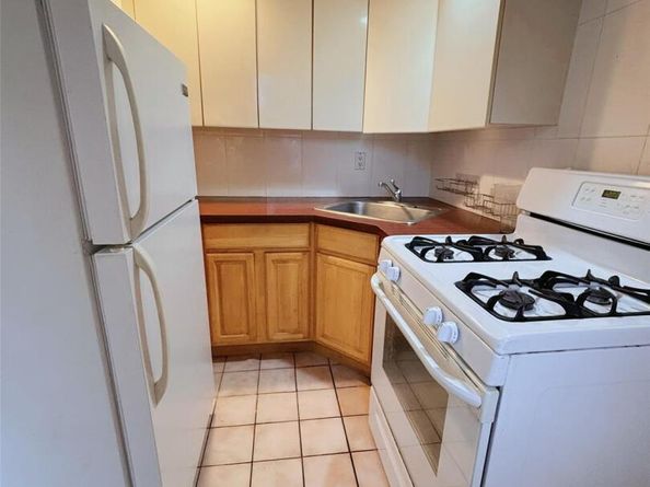 137-11 32nd Avenue 2N, Flushing NY 11354