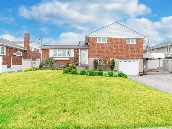 105 7th Street, Hicksville NY 11801