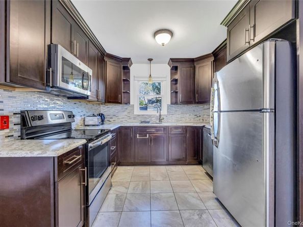 20 Bridge Lane, Hicksville NY 11801