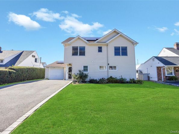 20 Bridge Lane, Hicksville NY 11801