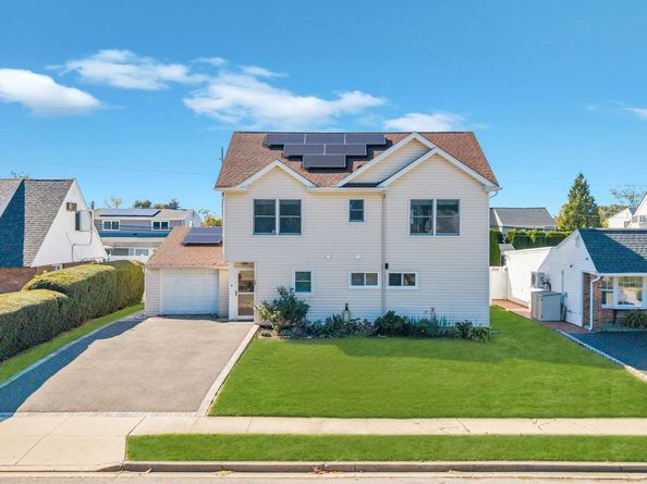 20 Bridge Lane, Hicksville NY 11801