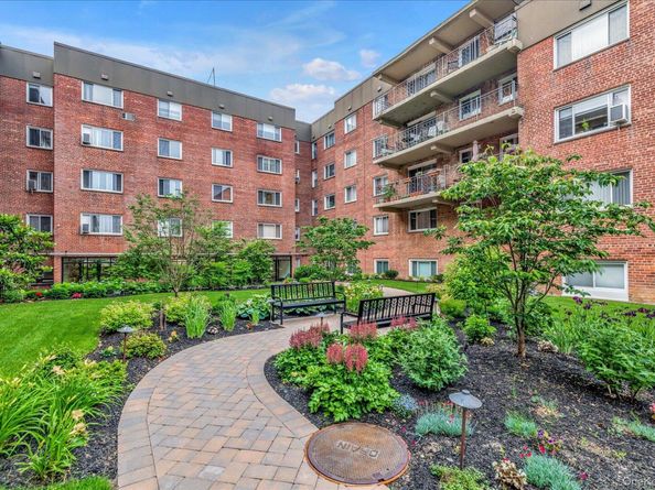 200 Atlantic 321, Lynbrook NY 11563