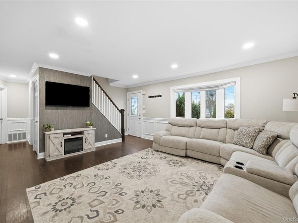 32 Beachwood Drive, Babylon NY 11702