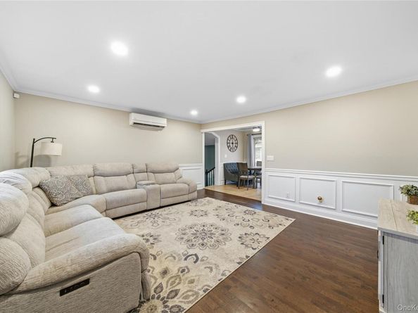 32 Beachwood Drive, Babylon NY 11702