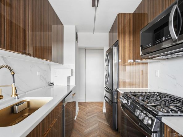 18-15 215th Street 14S, Bayside NY 11360