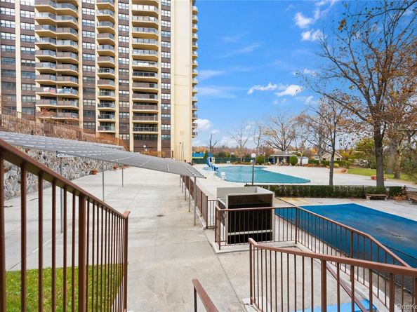 18-15 215th Street 14S, Bayside NY 11360