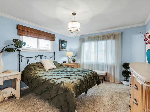 27 Abbey Lane, Plainview NY 11803