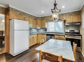 27 Abbey Lane, Plainview NY 11803