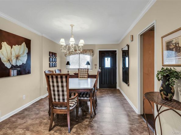 27 Abbey Lane, Plainview NY 11803