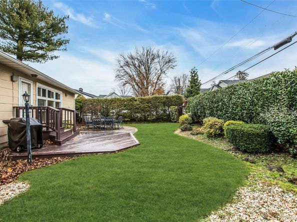 27 Abbey Lane, Plainview NY 11803