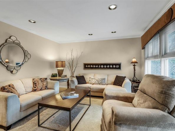 27 Abbey Lane, Plainview NY 11803