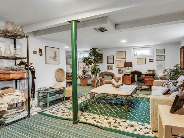 27 Abbey Lane, Plainview NY 11803