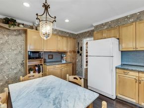 27 Abbey Lane, Plainview NY 11803