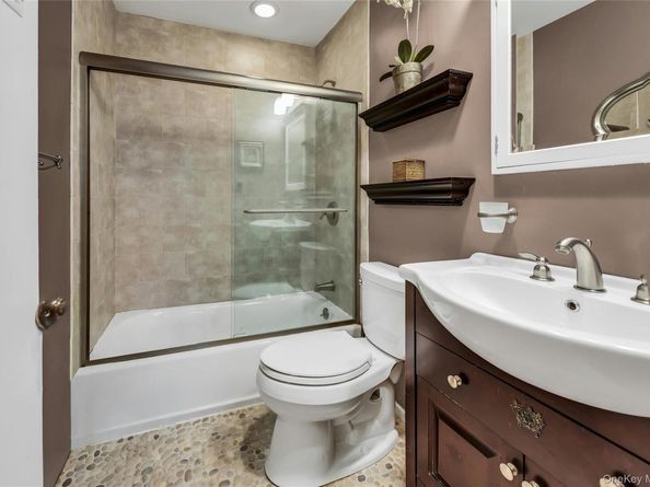 27 Abbey Lane, Plainview NY 11803