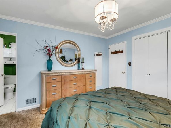 27 Abbey Lane, Plainview NY 11803