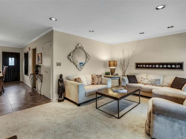 27 Abbey Lane, Plainview NY 11803