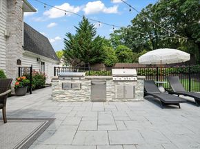 8 Rochelle Lane, Northport NY 11768