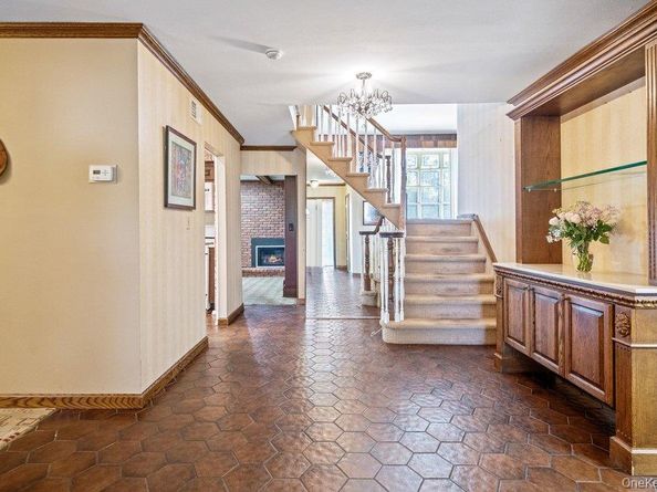 18 Herkimer Avenue, Jericho NY 11753