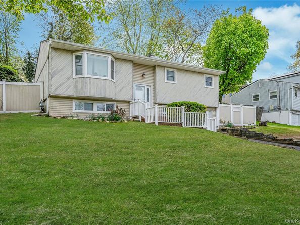 8 Gaymor Lane, Farmingville NY 11738