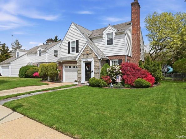 52 Wisteria Avenue, Mineola NY 11501