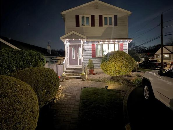 27 Colonial Road, Copiague NY 11726