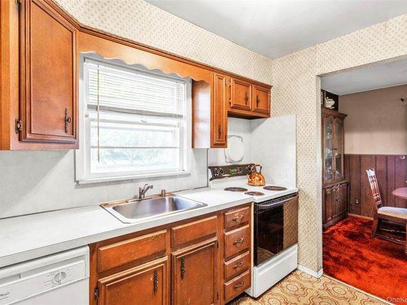 42 Summit Street, Plainview NY 11803