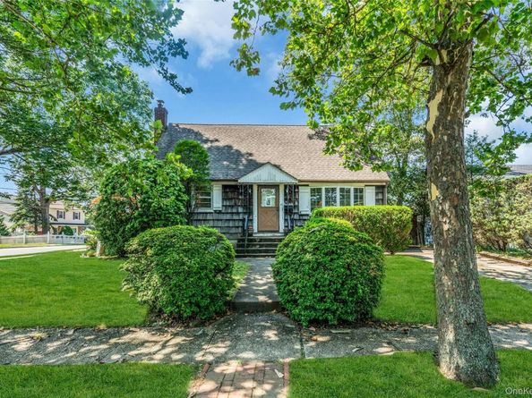 42 Summit Street, Plainview NY 11803
