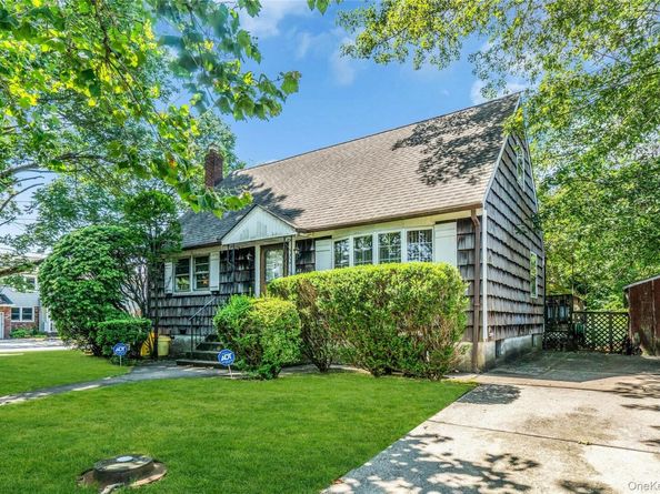 42 Summit Street, Plainview NY 11803