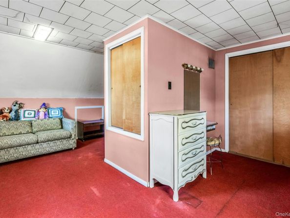 42 Summit Street, Plainview NY 11803
