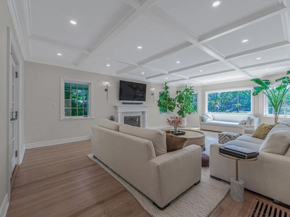44 Mountain Cut, Manhasset NY 11030