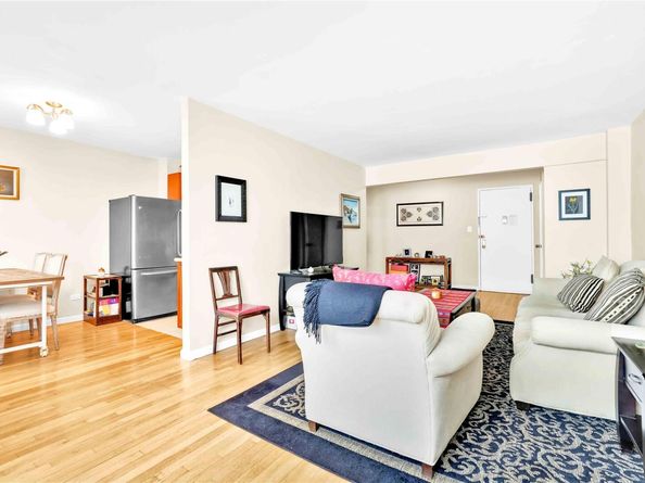 209-10 41 Avenue 2J, Bayside NY 11361