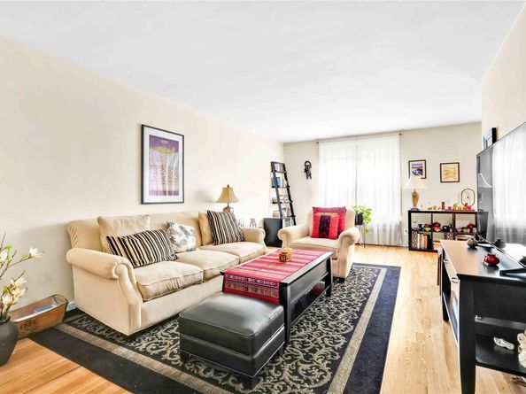 209-10 41 Avenue 2J, Bayside NY 11361
