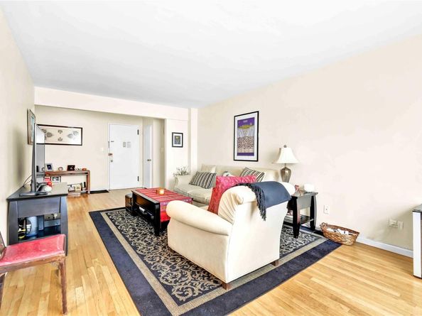 209-10 41 Avenue 2J, Bayside NY 11361