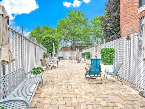 209-10 41 Avenue 2J, Bayside NY 11361