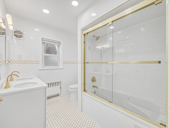 37 Keystone Place, Hewlett NY 11557