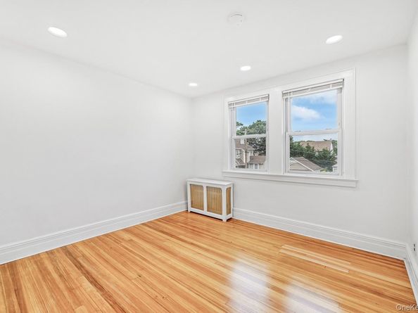 37 Keystone Place, Hewlett NY 11557
