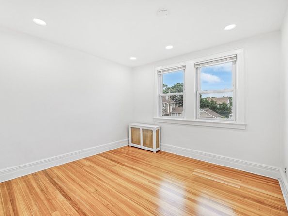 37 Keystone Place, Hewlett NY 11557