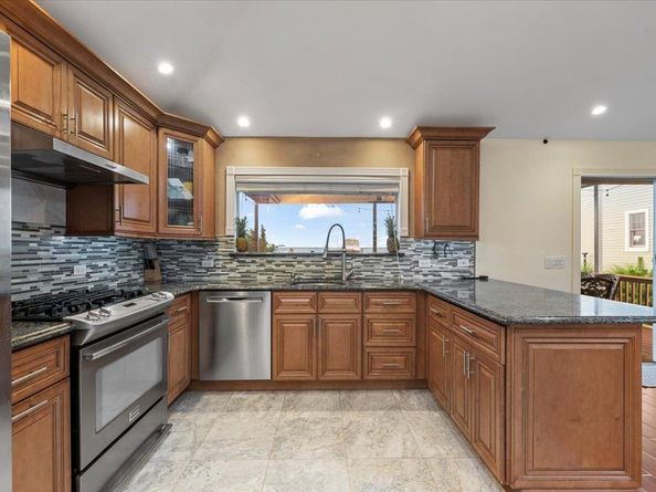 73 E Beach Promenade, Lindenhurst NY 11757