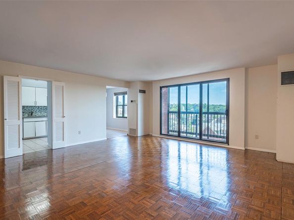 12 Bond Street 7A, Great Neck NY 11021