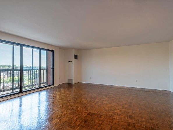 12 Bond Street 7A, Great Neck NY 11021