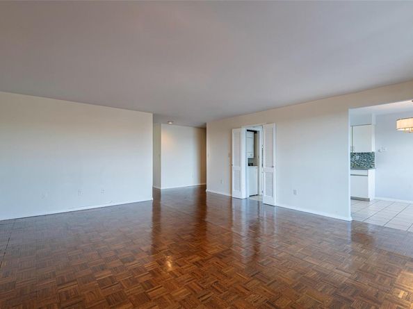 12 Bond Street 7A, Great Neck NY 11021