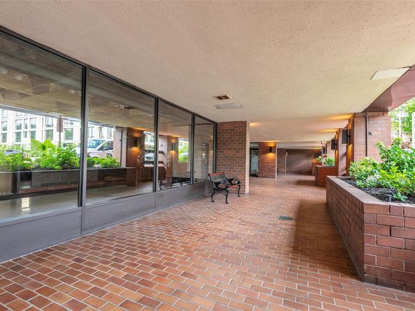 12 Bond Street 7A, Great Neck NY 11021