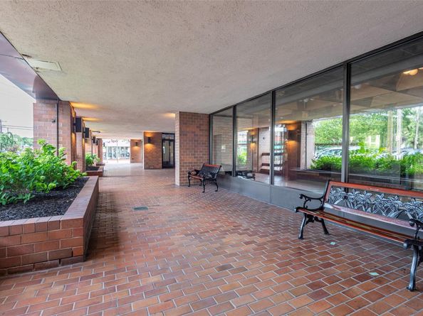 12 Bond Street 7A, Great Neck NY 11021