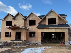 85 Roundtree Drive, Plainview NY 11803