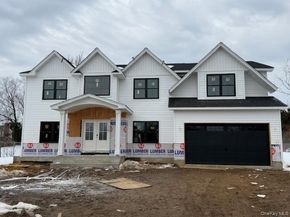 85 Roundtree Drive, Plainview NY 11803