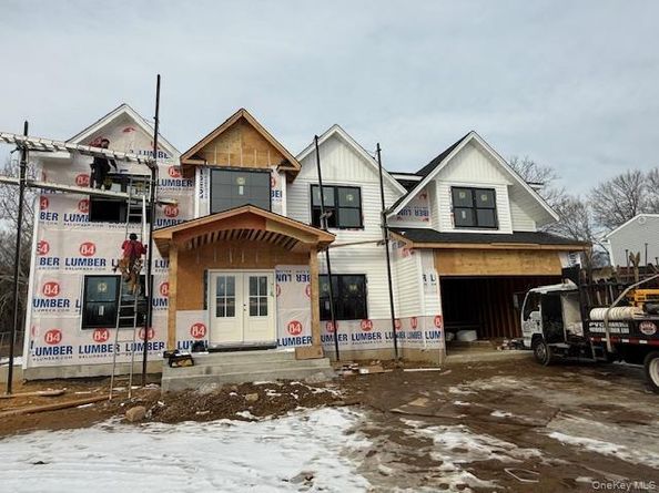 85 Roundtree Drive, Plainview NY 11803