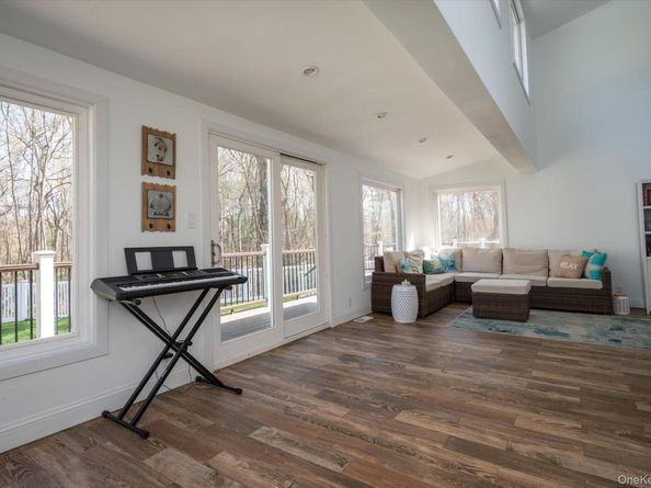 10 Stony Run Court, Dix Hills NY 11746