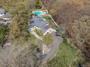 10 Stony Run Court, Dix Hills NY 11746