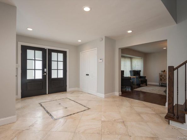 10 Stony Run Court, Dix Hills NY 11746